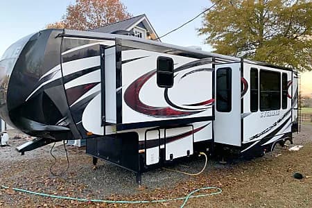 Fifth Wheel rental in Miami California - sleeps 4-8, perfect for Large families and Extended stays