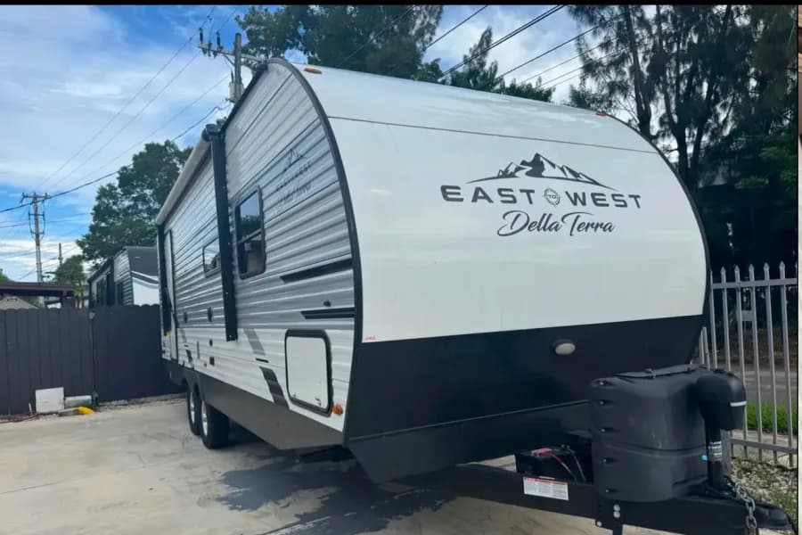 Modern & Spacious RV Travel Trailer RV rental in Miami Florida — exterior