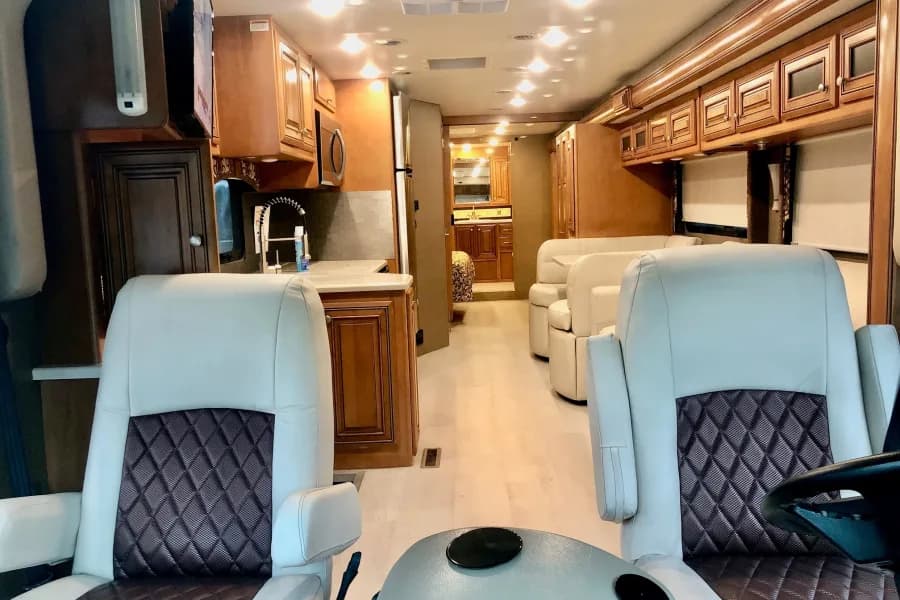 2019 Thor Motor Coach Palazzo Class A RV rental in Miami Florida — exterior