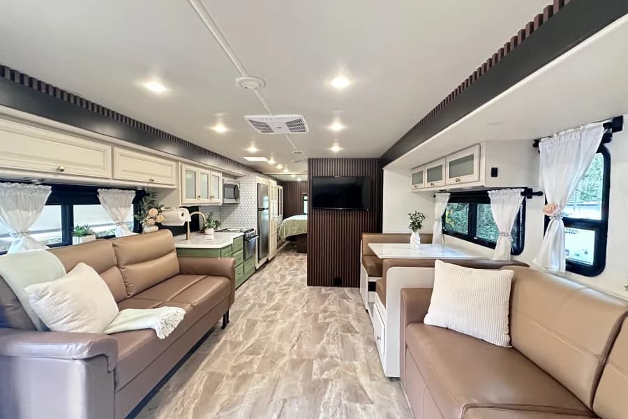"YHOW" MEET FLAIR, OUR LUX CLASS A FOR 10 Class A RV rental in Miami Florida — exterior