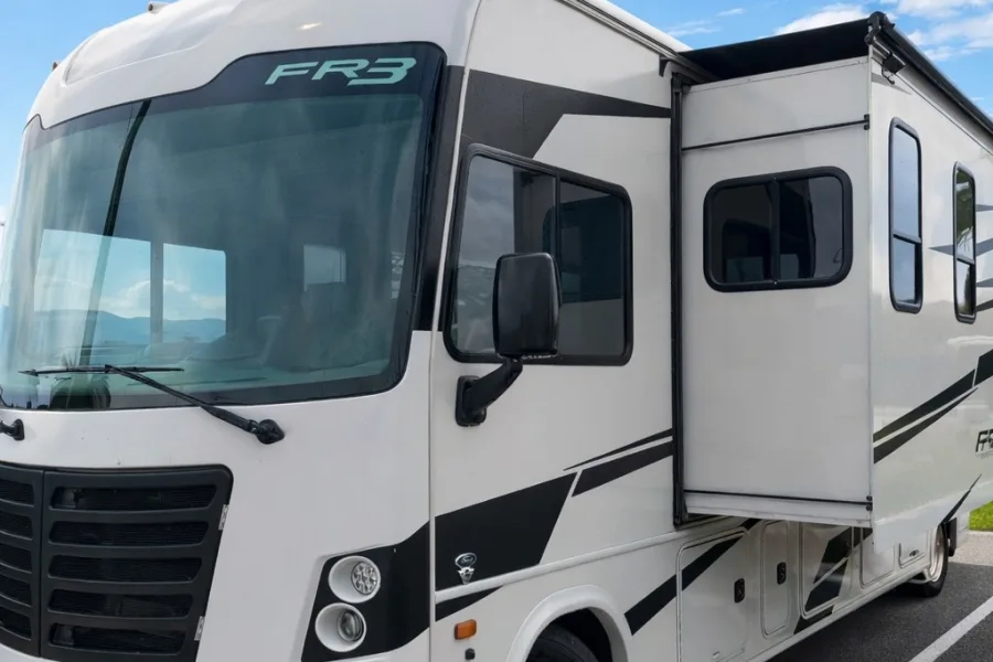 "YHOW" MEET FR3, OUR COZZY CLASS A FOR 11 Class A RV rental in Miami Florida — exterior